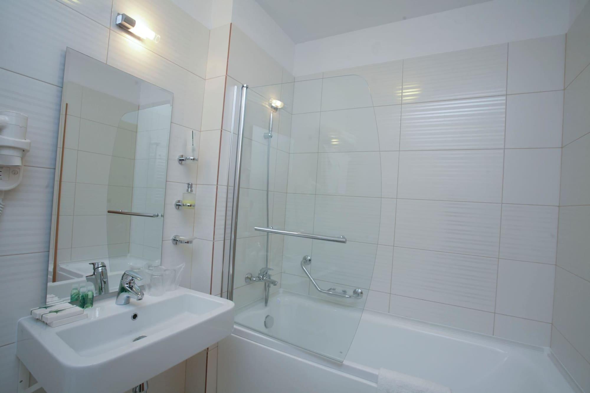 Mari Vila Hotel Bucureşti Ngoại thất bức ảnh